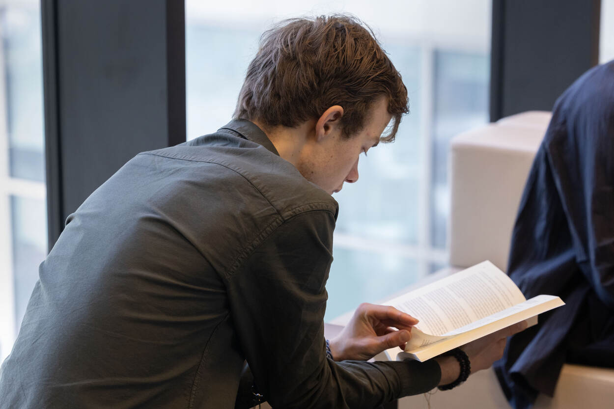 Man leest boek
