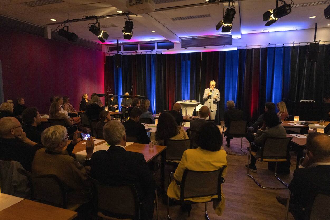 Freek de Jonge spreekt tijdens symposium Leiders in de storm