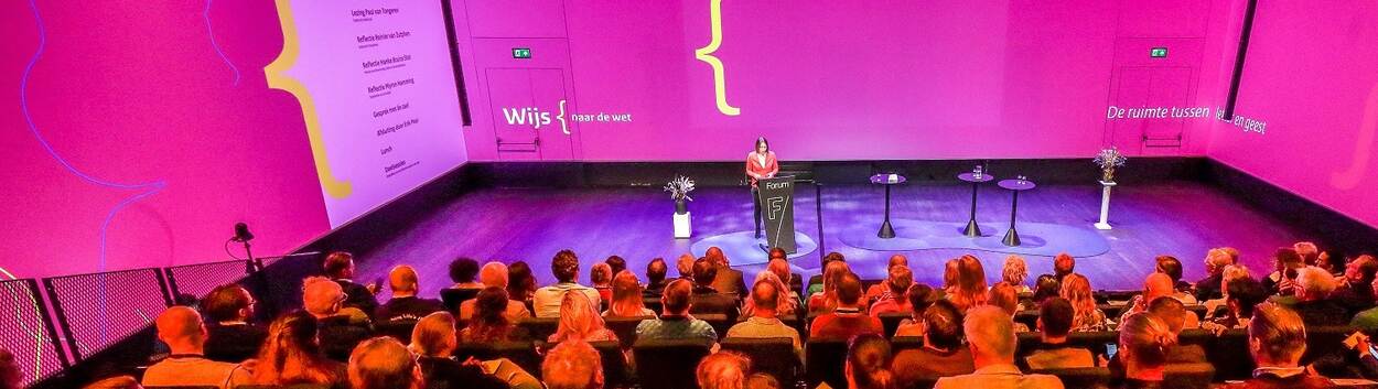 Minister spreekt zaal toe
