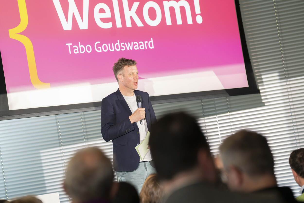 Dagvoorzitter Tabo Goudswaard heet alle deelnemers welkom