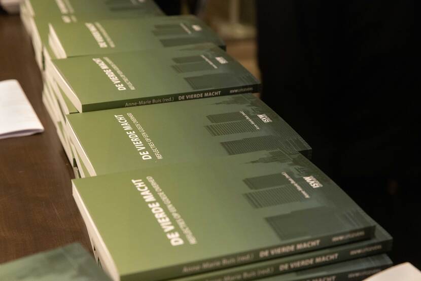 Stapeltjes essaybundel 'De vierde macht'