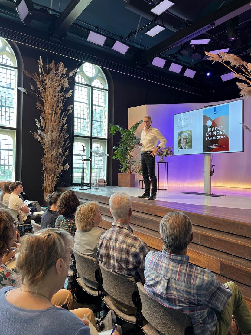 Erik Pool tijdens boekpresentatie Macht en moed Praktijkboek