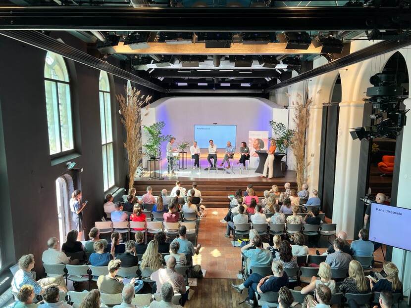 Zaal symposium en boekpresentatie